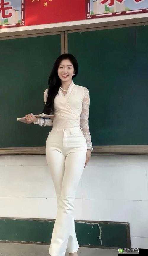英语老师乖乖晚下裙子：探讨现代教育中的教师形象与学生互动关系